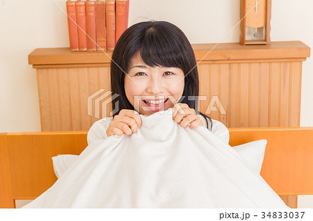 ベッドと女性 34833037