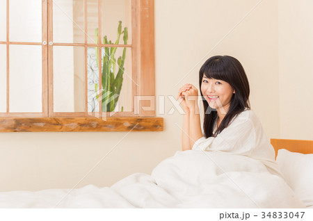 ベッドと女性の写真素材 [34833047] - PIXTA