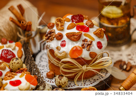 Traditional Easter cake and cupcakes 34833404