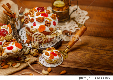 Traditional Easter cake and cupcakes 34833405