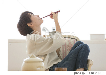 女性　ライフスタイル　料理 34834638
