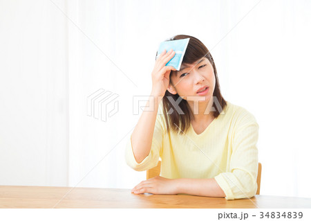 暑い　ほてり　暑がる女性　体温調節　ポートレート　明るいイメージ　木材建築 34834839