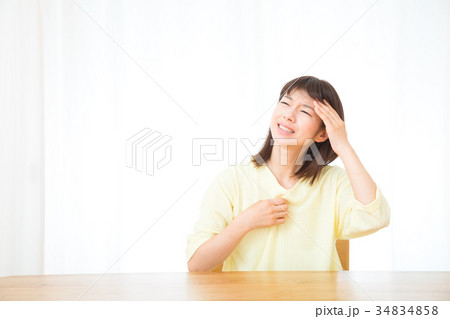 暑い　ほてり　暑がる女性　体温調節　ポートレート　明るいイメージ　木材建築 34834858