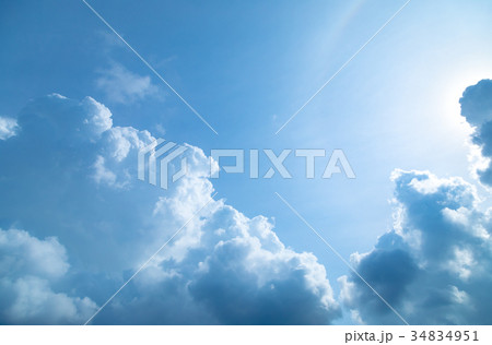 積乱雲　晩夏の空　秋の空　雲　コピースペース　広いコピースペース　 34834951