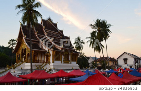 ナイトマーケットとルアンパバーン像安置祠 34836853