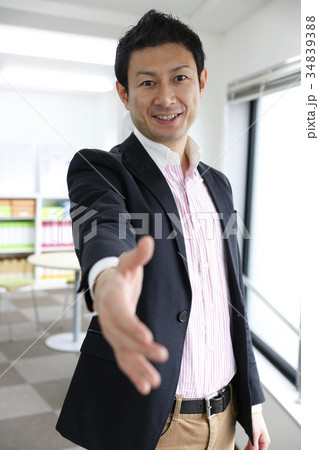 握手をするミドルビジネスマンイメージ 34839388