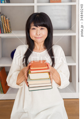 片づける女性 34840240