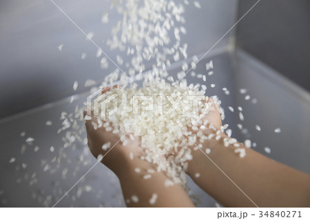 精米したてのお米を触る子ども 34840271