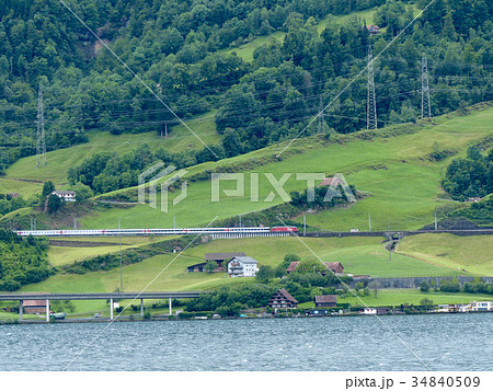 ツーク湖畔を走る列車 34840509