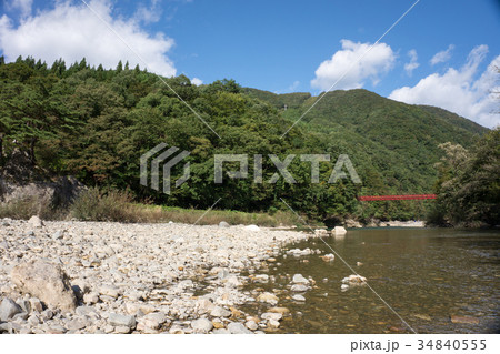 秋田県　抱返り渓谷　赤い吊り橋　青空 34840555