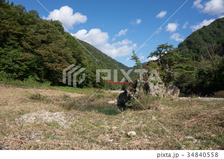 秋田県 抱返り渓谷 赤い吊り橋 青空 秋田県 抱返り渓谷 赤い吊り橋 青空 34840558