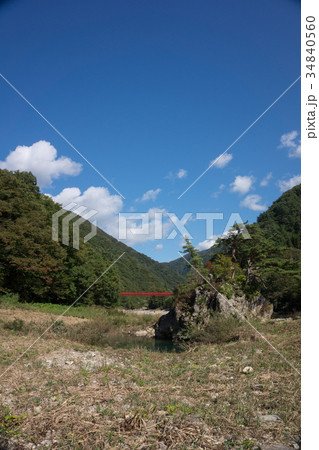 秋田県 抱返り渓谷 赤い吊り橋 青空 秋田県 抱返り渓谷 赤い吊り橋 青空 34840560