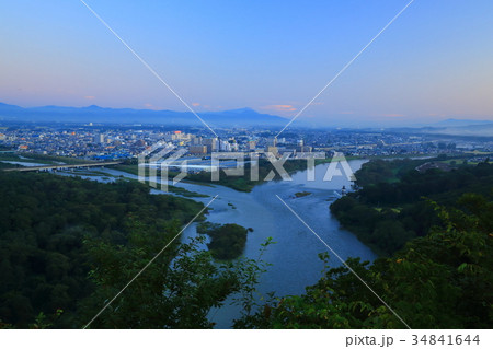 朝焼けの北上市 34841644