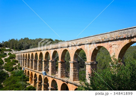 スペインにあるローマ時代の水道橋 34841899