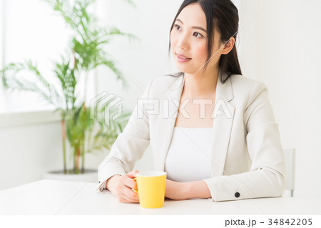 女性　飲み物　ビジネス 34842205