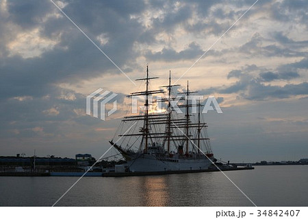 帆船のシルエットがある海の風景 帆船のシルエットがある海の風景 34842407