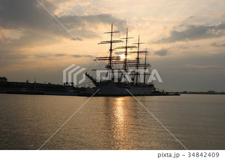 帆船のシルエットがある海の風景 帆船のシルエットがある海の風景 34842409