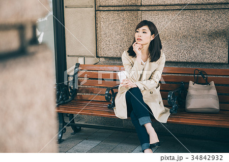 ベンチでコーヒーを飲む女性 ベンチでコーヒーを飲む女性 34842932