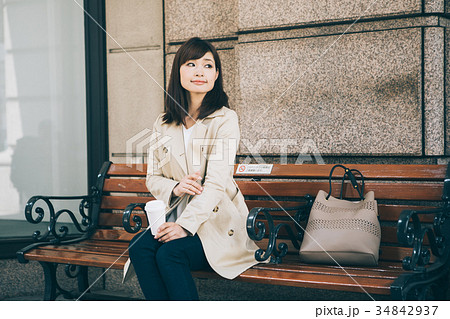 ベンチでコーヒーを飲む女性 ベンチでコーヒーを飲む女性 34842937
