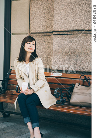ベンチでコーヒーを飲む女性 34842938