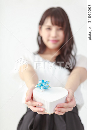 プレゼントボックスを渡す若い女性 人物ボケ プレゼントボックスを渡す若い女性 人物ボケ 34849008