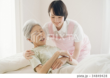 介護福祉士とシニア　訪問看護　在宅介護 34849428