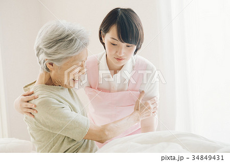 介護福祉士とシニア　訪問看護　在宅介護 34849431