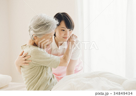 介護福祉士とシニア　訪問看護　在宅介護 34849434