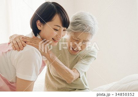 介護福祉士とシニア　訪問看護　在宅介護 34850352