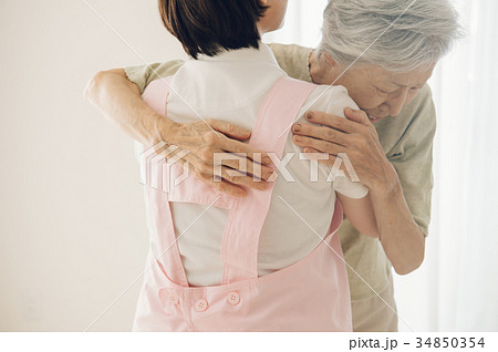 高齢者を介護するヘルパー　訪問看護 34850354