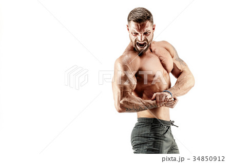 Muscular man screaming 34850912