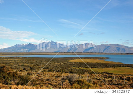 カラファテ、アルヘンティーノ湖とアンデスの山々 34852877