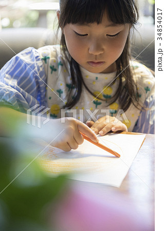 夢中でお絵かきをする子供 34854017