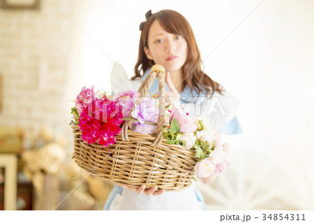 花かごを持つ女性の写真素材 [34854311] - PIXTA