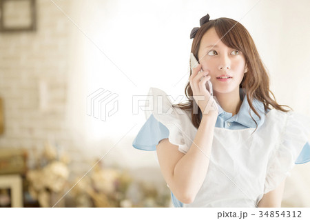 メイド喫茶の女性　スマホ 34854312