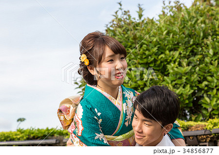 振袖を着た女性をお姫様抱っこする男子 34856877
