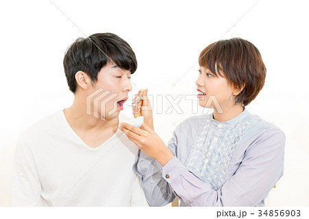 味見をするカップル 34856903