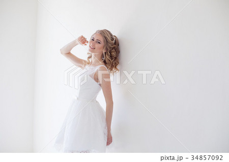 beautiful bride posing wedding hairstyle and dress 34857092