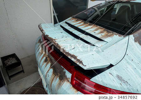 見たら幸せになれるとウワサのサビ加工ボロボロの車カーラッピング廃車風rust Look Artcarの写真素材