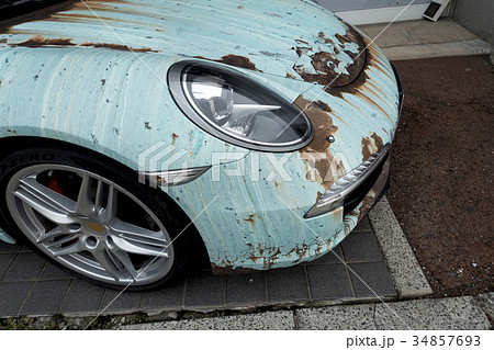 見たら幸せになれるとウワサのサビ加工ボロボロの車カーラッピング廃車風rust Look Artcarの写真素材