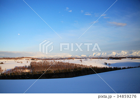 冬の夕方の美瑛〜富良野の風景 冬の夕方の美瑛〜富良野の風景 34859276