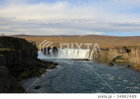 Famous waterfall Godafoss in autumn. 34862489