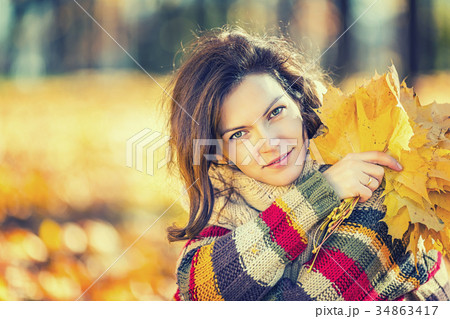 Young beautiful woman in sunny park 34863417