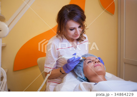 the doctor makes a woman patient procedures on 34864229