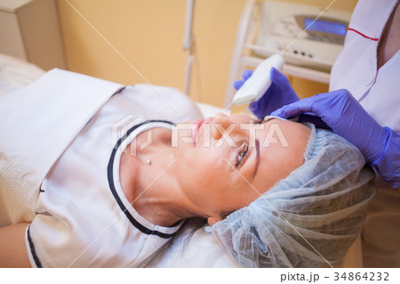 the doctor makes a woman patient procedures on 34864232