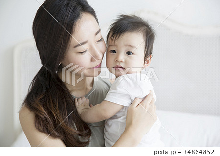 赤ちゃん 幼児 ママ 34864852