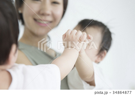 赤ちゃん 幼児 ママ 34864877
