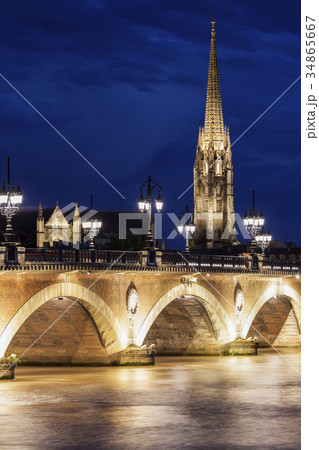 France, Nouvelle-Aquitaine, Bordeaux, Basilica of St. Michael and Pierre Bridge 34865667