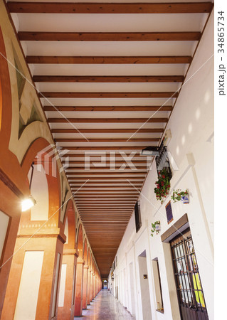 Spain, Andalusia, Cordoba, Plaza de la Corredera, Vanishing point of corridor 34865734