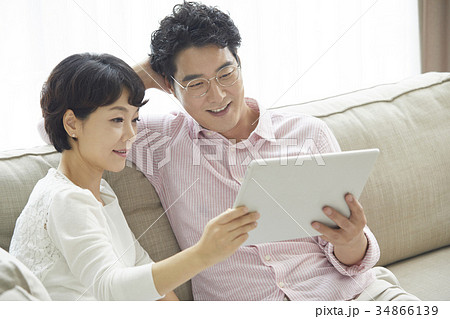 分かち合い 分け合う 夫婦 34866139